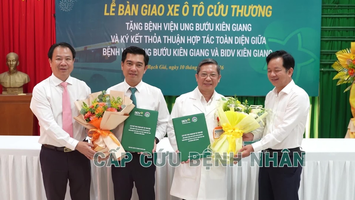 BIDV Kiên Giang xe ô tô cứu thương cho Bệnh viện Ung Bướu Kiên Giang