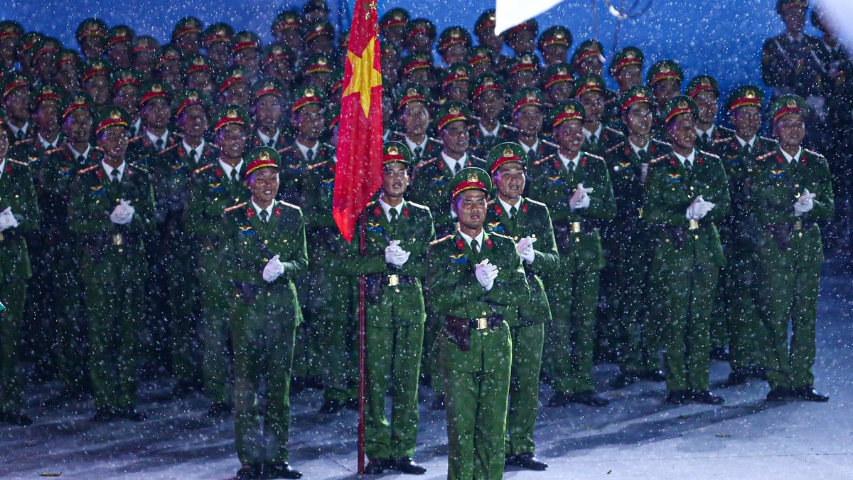 Hiên ngang cờ Tổ Quốc