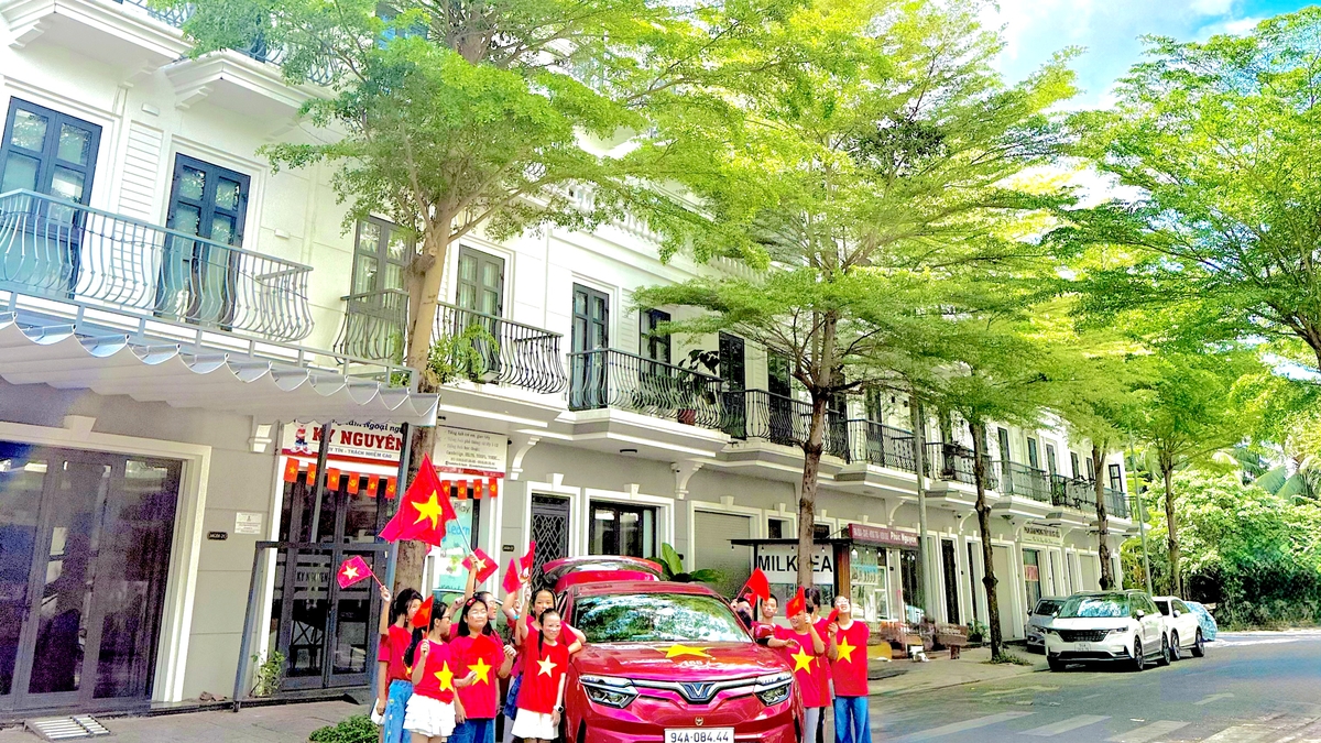 Hạnh phúc cùng cờ đỏ sao vàng bên xe công nghệ Xanh made in VietNam