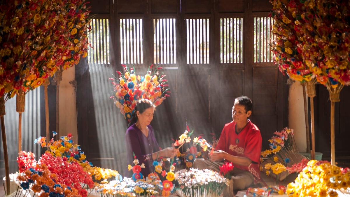 Paper flower making craft in Thanh Thien Phu Vang village, Hue city