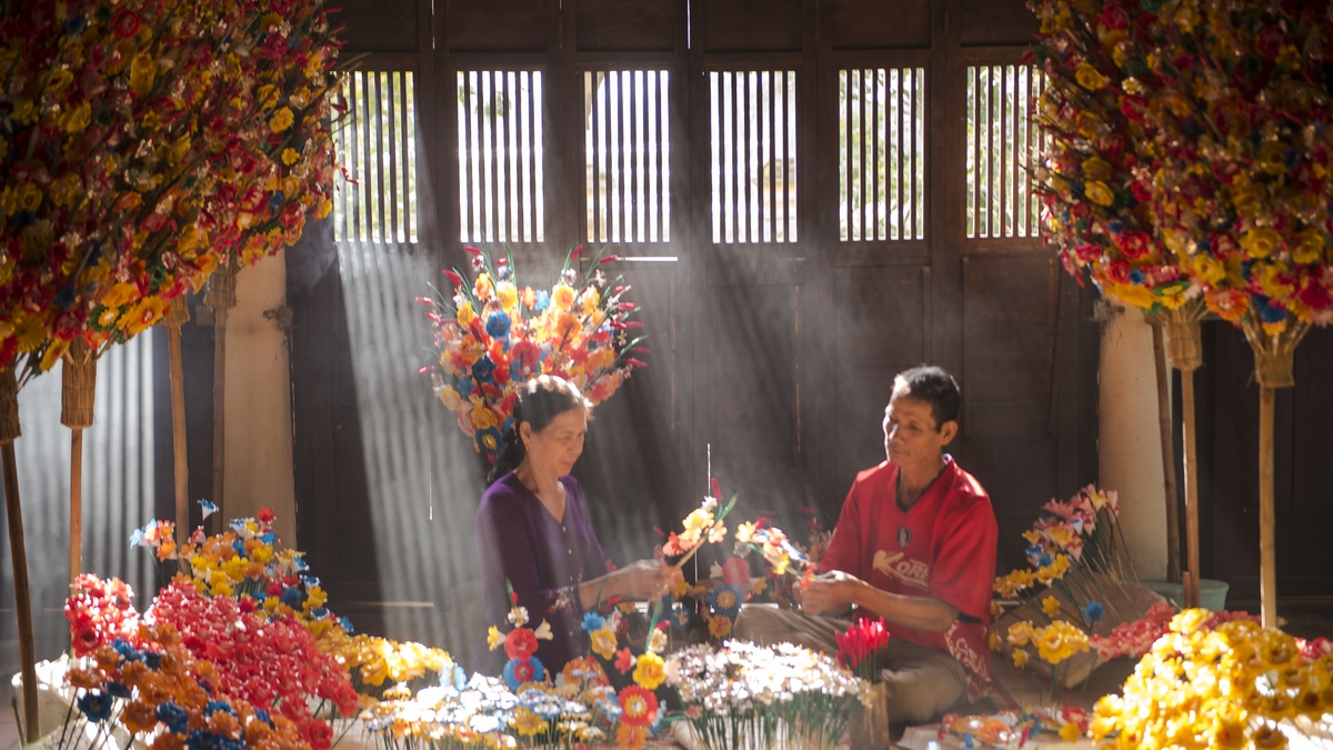 Paper flower making craft in Thanh Thien Phu Vang village, Hue city