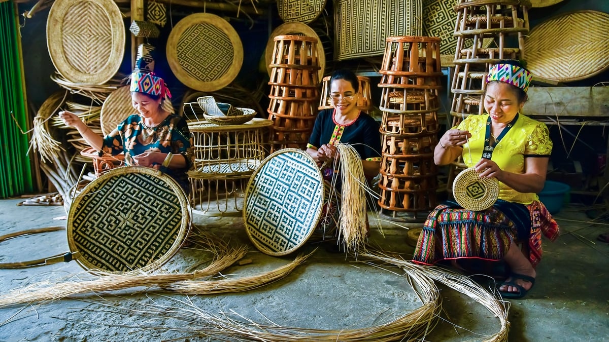 Entwicklung der Bambus- und Rattanflechtkunst der Thailänder.