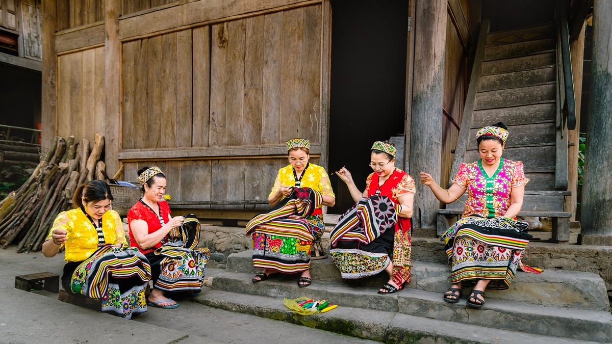 Stickereihandwerk thailändischer Frauen.