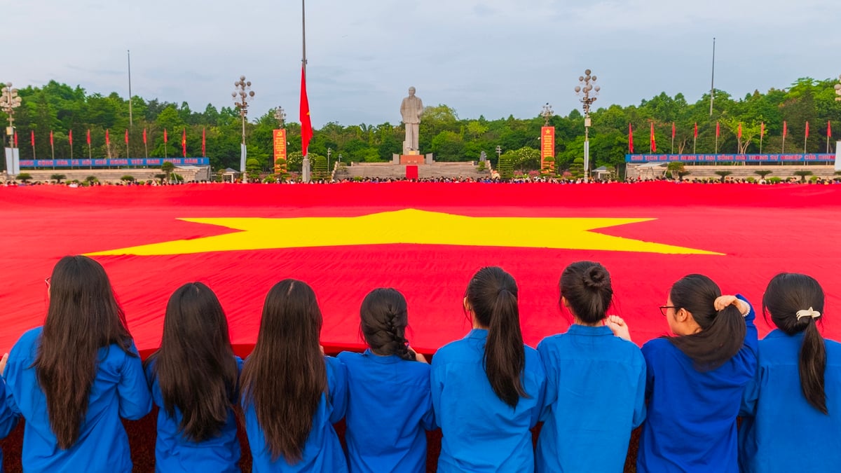 ចាប់ដៃគ្នាលើកទង់ក្រហម។