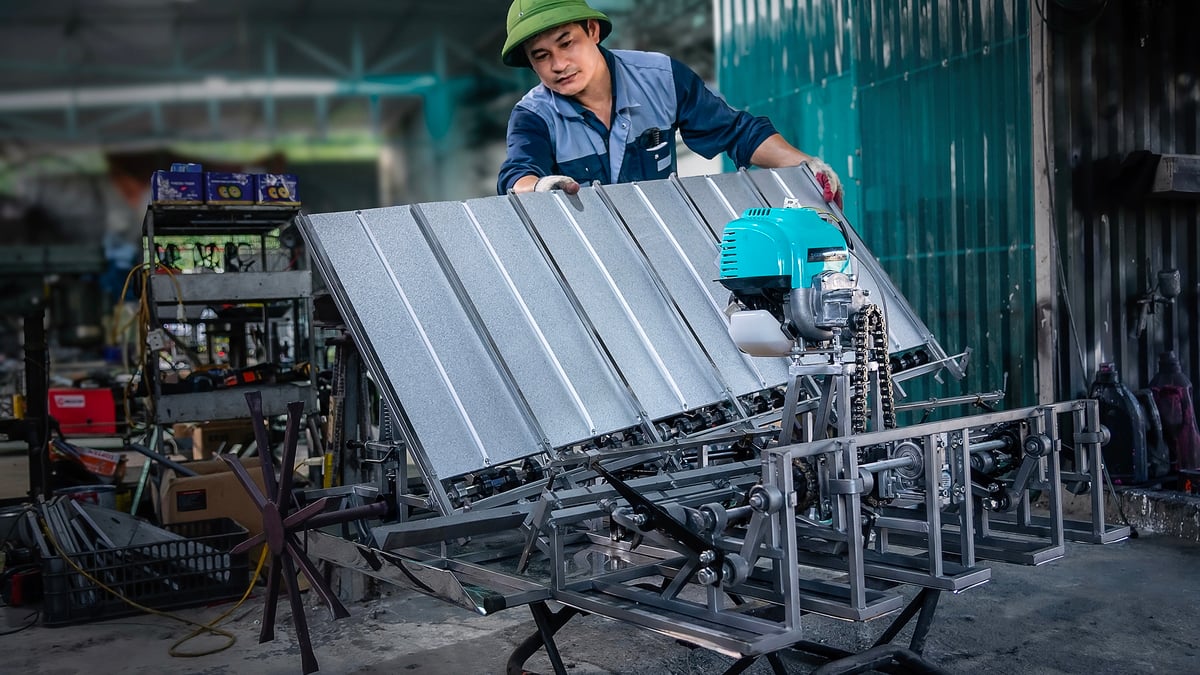ង្វៀន ថាញហ្វុង បានបង្កើតឧបករណ៍ស្ទូងខ្នាតតូច ដើម្បីជួយកសិករជៀសវាងការដើរថយក្រោយ។
