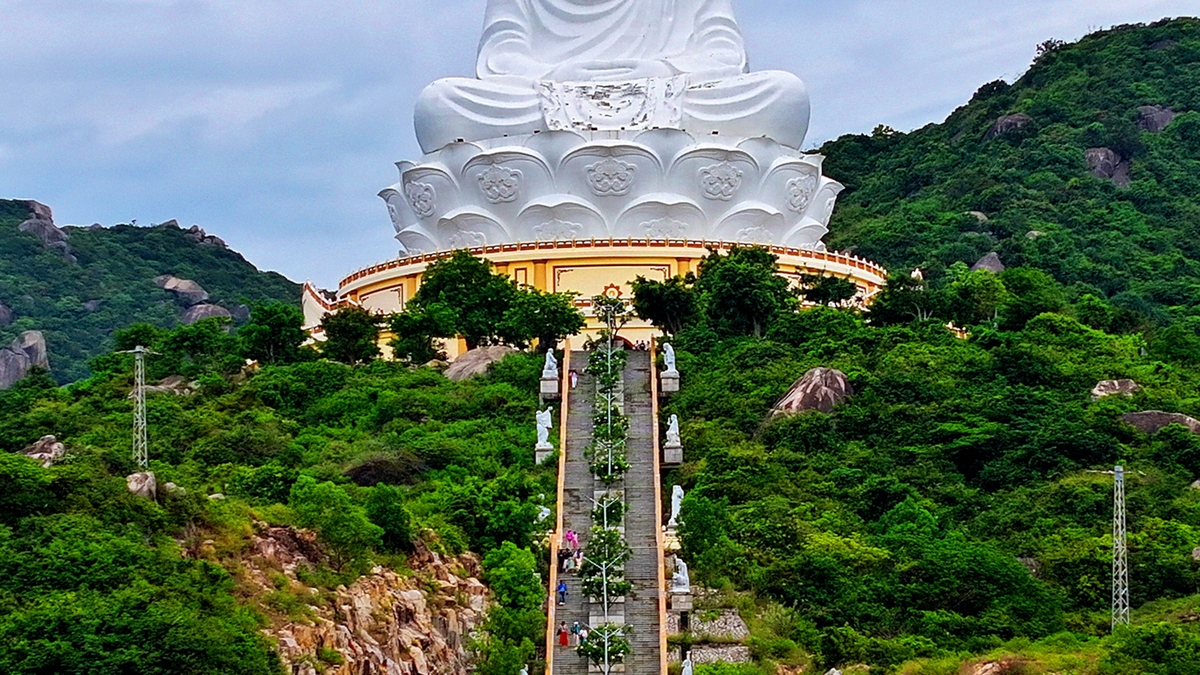 Chiêm ngưỡng Tượng Phật ngồi Chùa Ông Núi (Linh Phong Sơn Tự) ở Cát Tiến, Phú Cát, Bình Định (cũ)