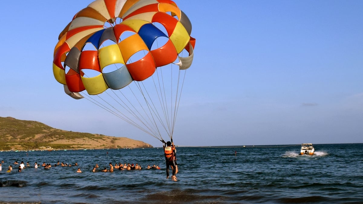 Le parachute ascensionnel, un sport nautique qui attire les touristes