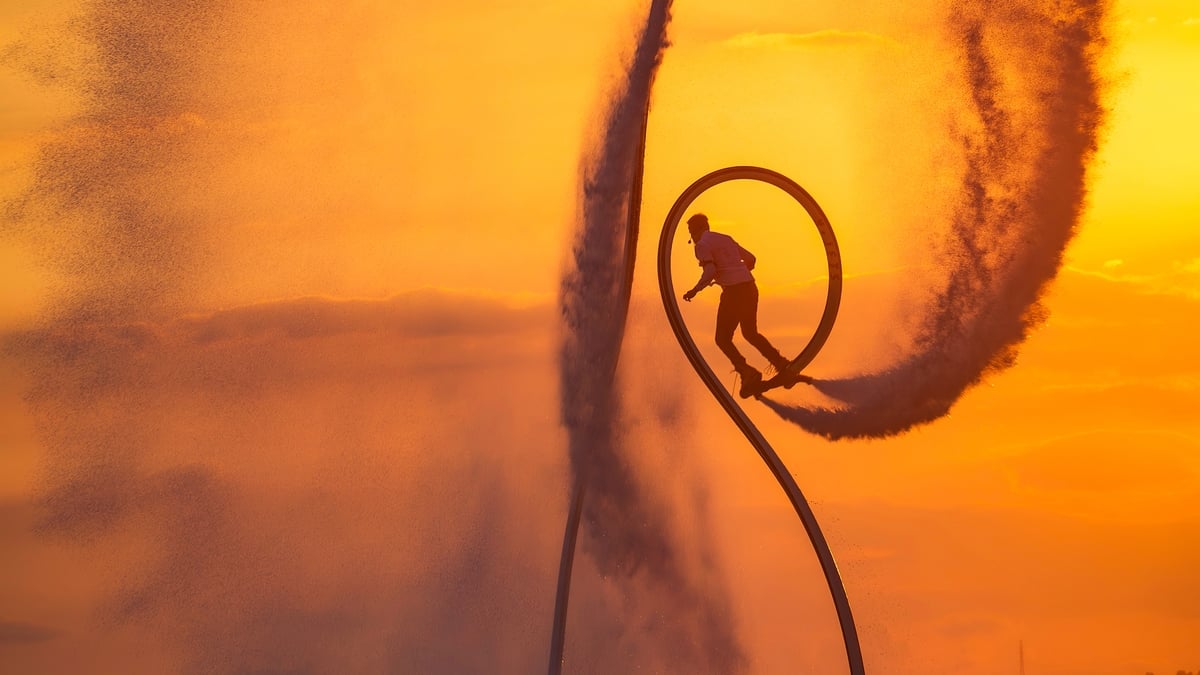 Actuación de flyboard en la playa de Mui Ne