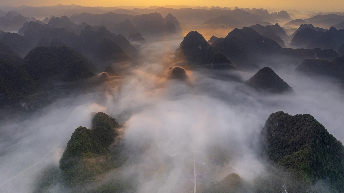 Nebbia mattutina a Thong Hue