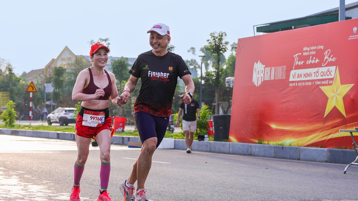 Společně dorážíme do cíle. Starší sportovec, který uběhl 42 km, dostal včas povzbuzení.