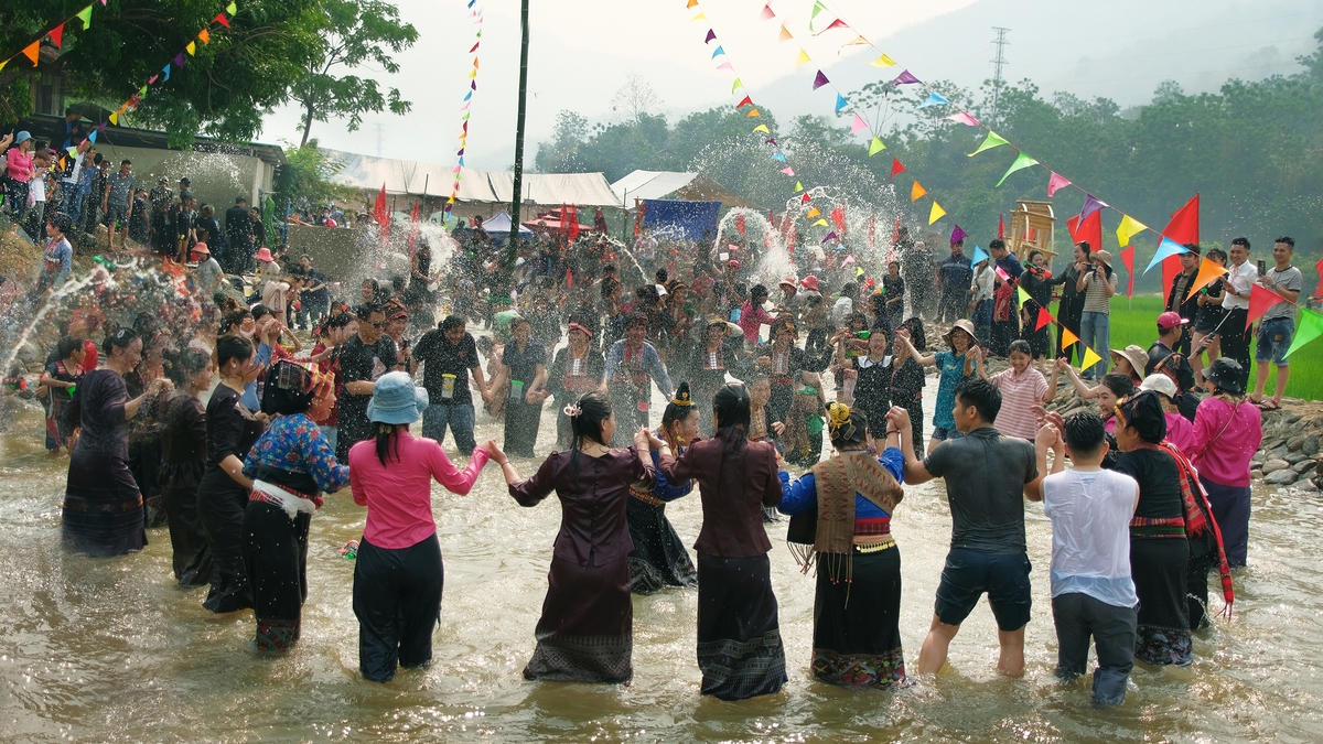 Dansuri și cântece în timpul festivalului apei (Bun Huot Nam) al poporului lao.