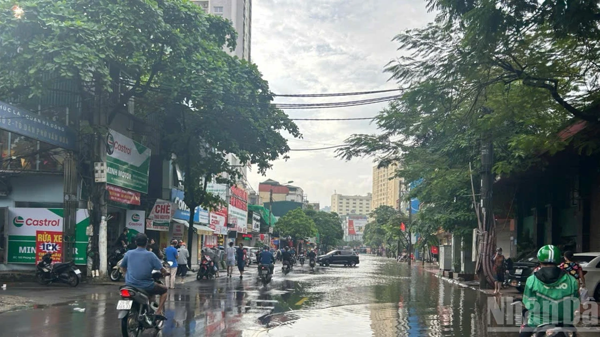 [រូបថត] ព្រឹកថ្ងៃទី ១ តុលា ទីក្រុងហាណូយ៖ ទឹកជំនន់អូសបន្លាយ ប្រជាជននាំគ្នាទៅធ្វើការ