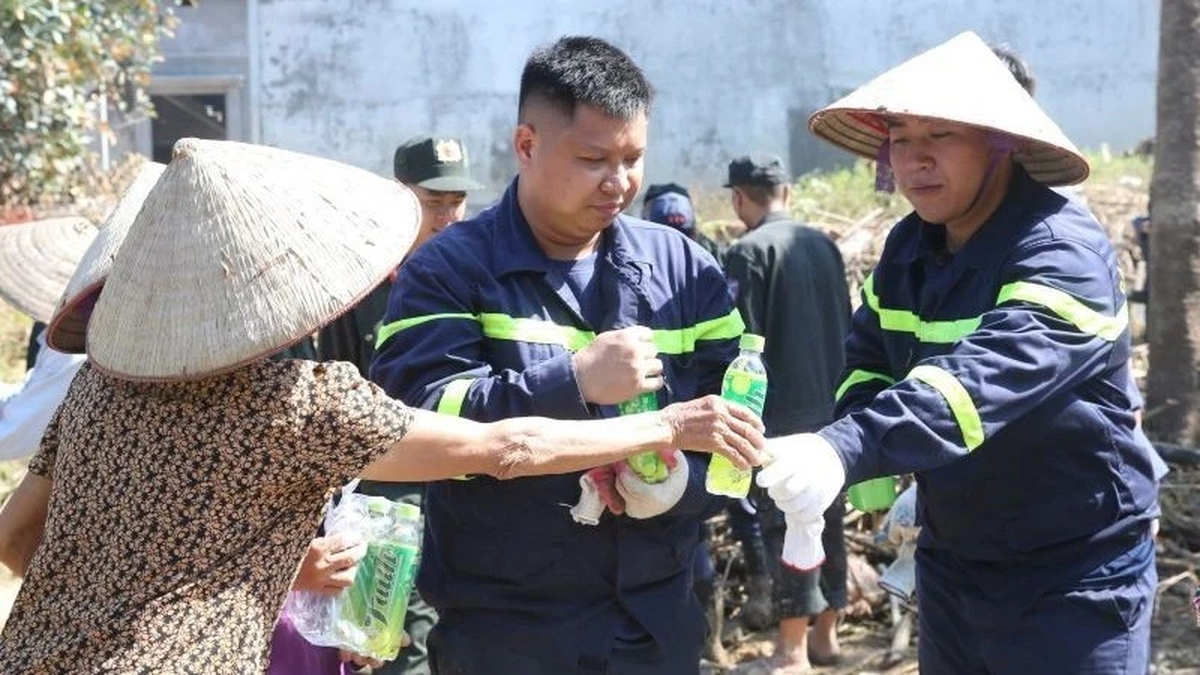 ハノイ警察の警官と兵士200人が、ダフック村の住民の洪水後の清掃を支援し続けている。