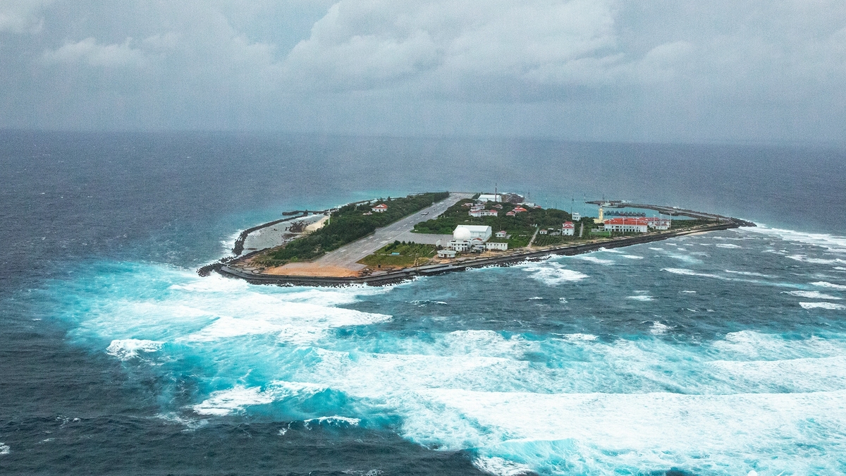Pulau Truong Sa dalam angin kencang dilihat dari helikopter