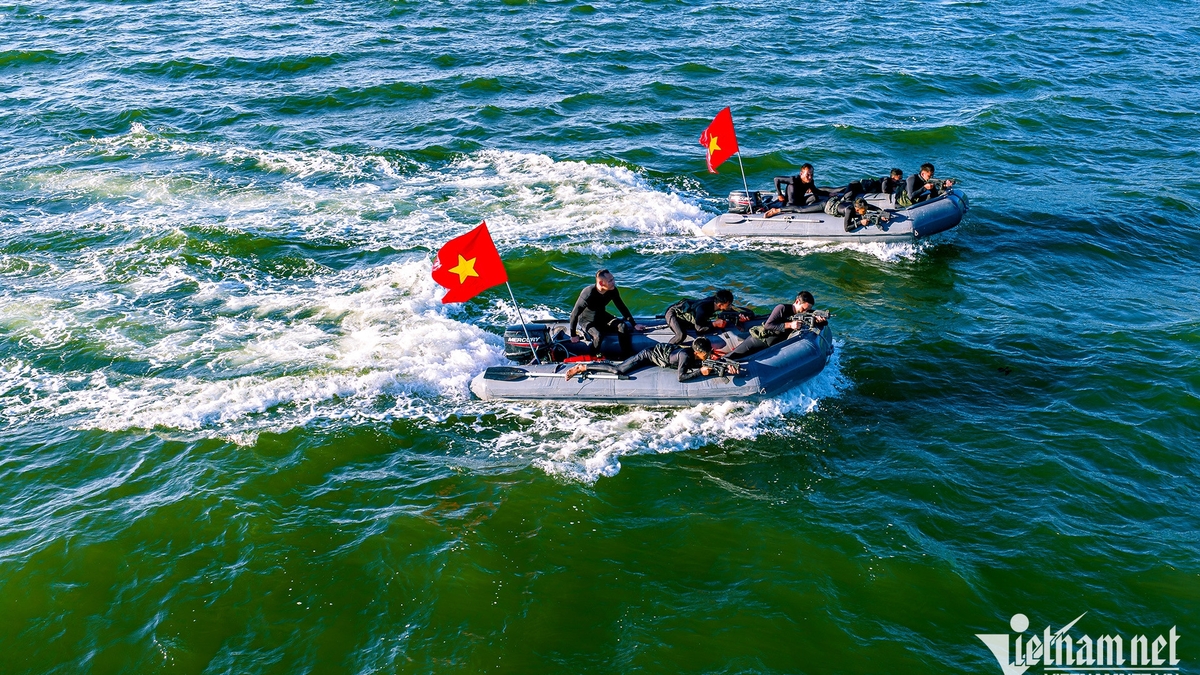 Đặc công hải quân luyện đột kích đường biển Đà Nẵng như phim hành động 