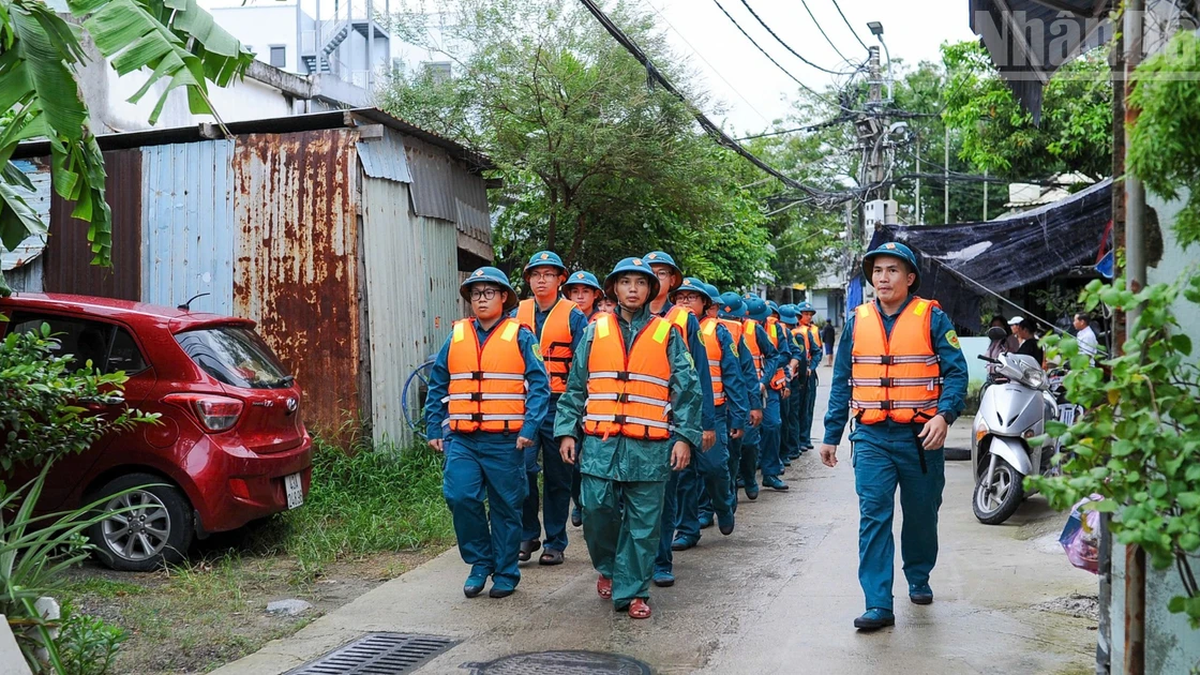 [Foto] Da Nang: Fuerzas de choque protegen la vida y la propiedad de las personas ante desastres naturales