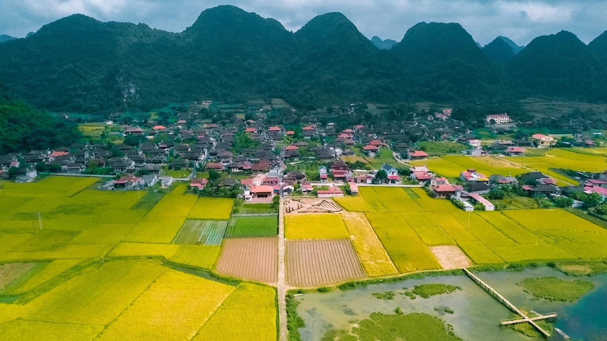 The world's best tourist village has hundreds of yin-yang tiled stilt houses facing the same direction.