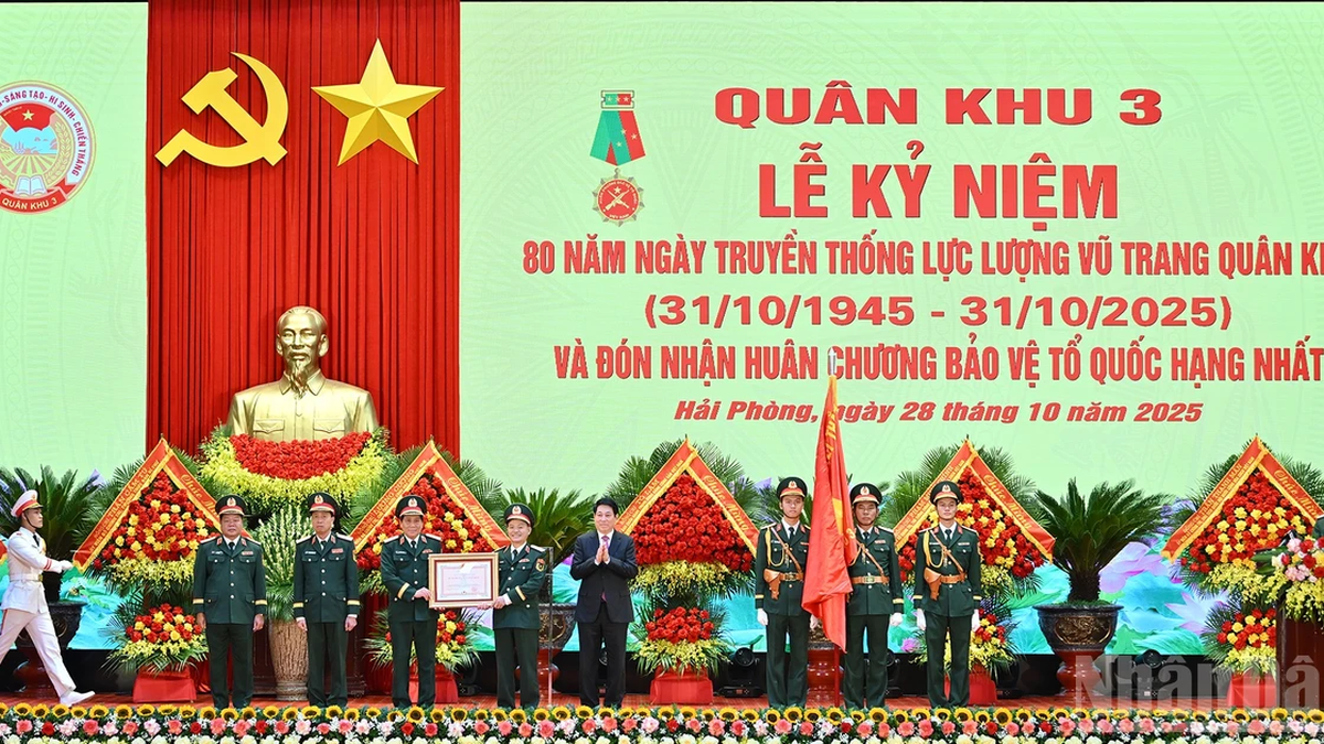 [Foto] O Presidente Luong Cuong comparece ao 80º aniversário do Dia Tradicional das Forças Armadas da Região Militar 3