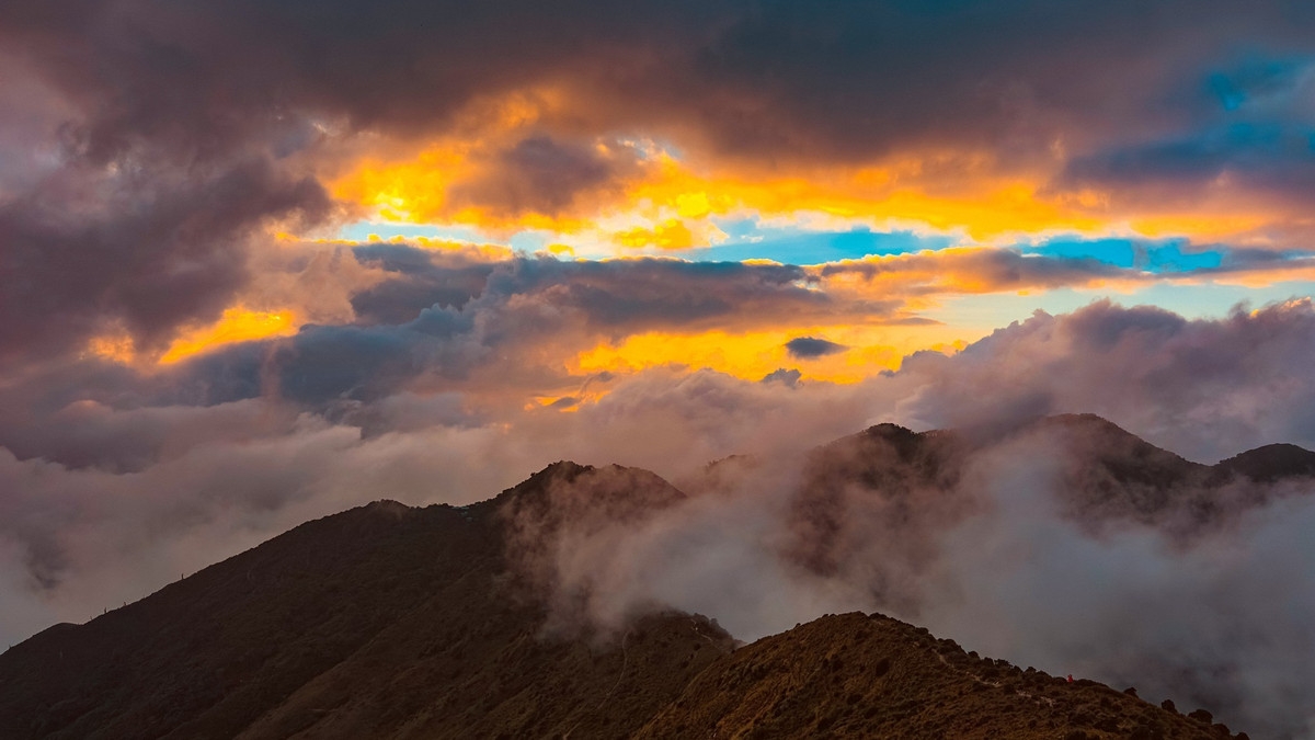 Observando la puesta de sol en el pico Ta Chi Nhu, un momento fascinante en medio del desierto del noroeste.