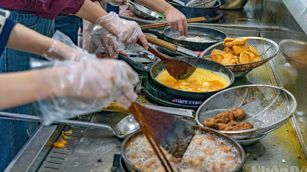 【写真】フエ:浸水地域の人々に毎日数千食の食事を寄付するキッチンの内部