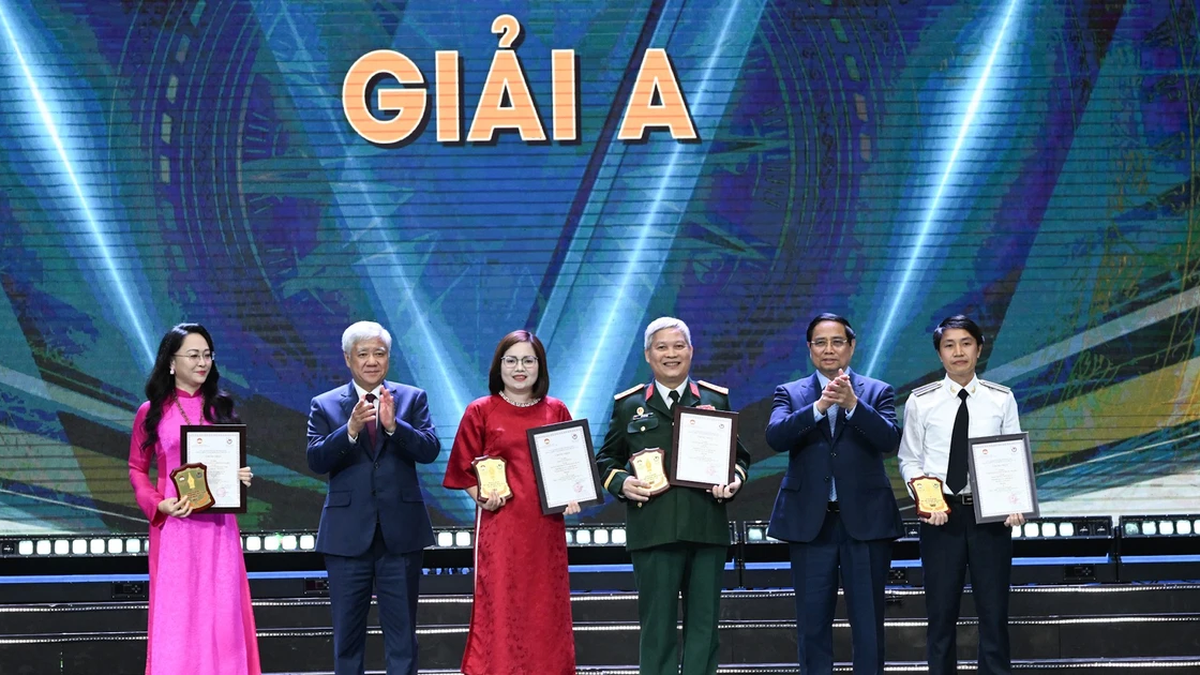 [फोटो] प्रधानमंत्री फाम मिन्ह चीन्ह भ्रष्टाचार, बर्बादी और नकारात्मकता की रोकथाम और मुकाबला करने के लिए आयोजित 5वें राष्ट्रीय प्रेस पुरस्कार समारोह में शामिल हुए