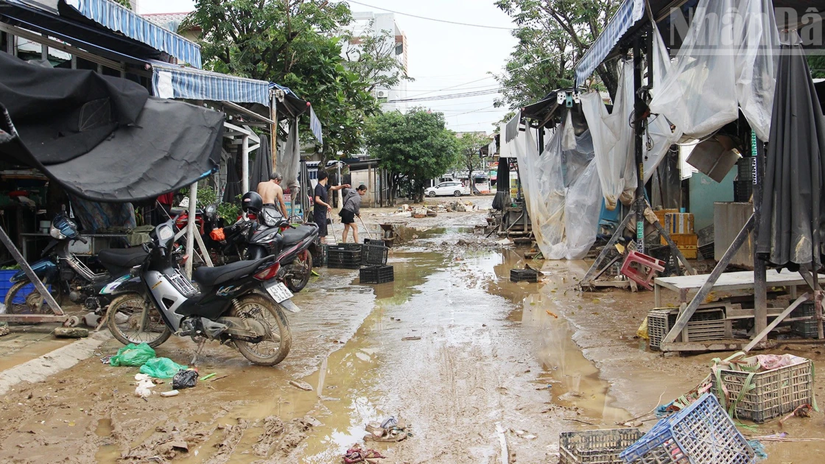 [Fotó] Da Nang: A vízszint fokozatosan visszahúzódik, a helyi hatóságok kihasználják a takarítást