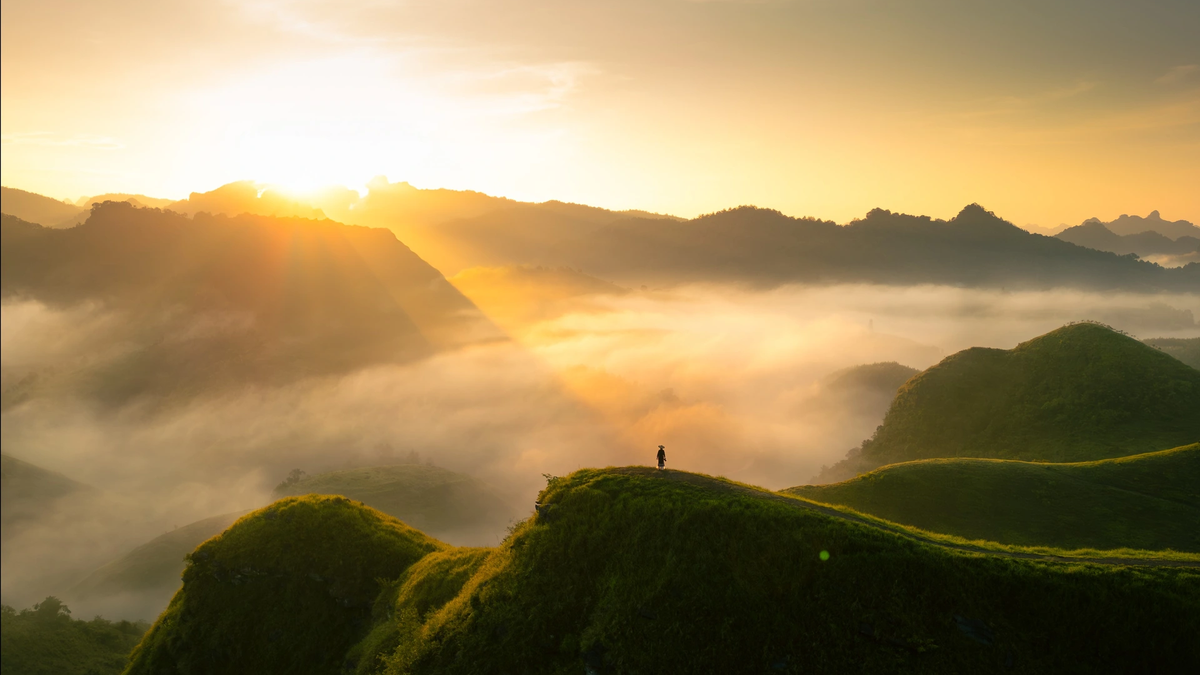 Пагорб Ба Куанг посеред гірського лісу Као Банг охоплює сезон палаючої трави.
