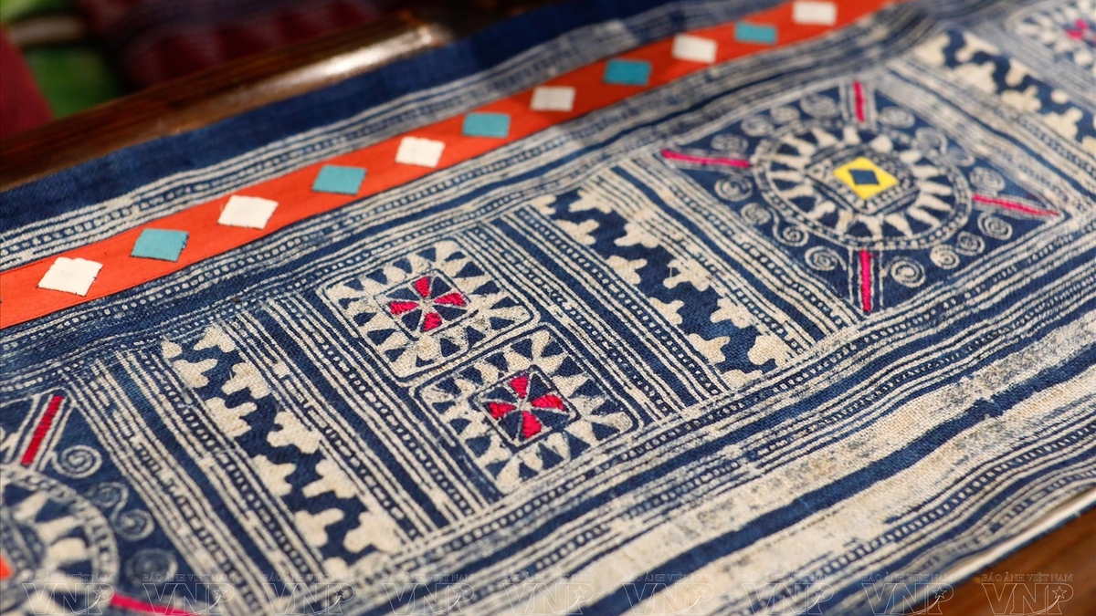 তা জুয়ায় মোম রঙ এবং নীল রঙ করার অভিজ্ঞতা অর্জন করুন