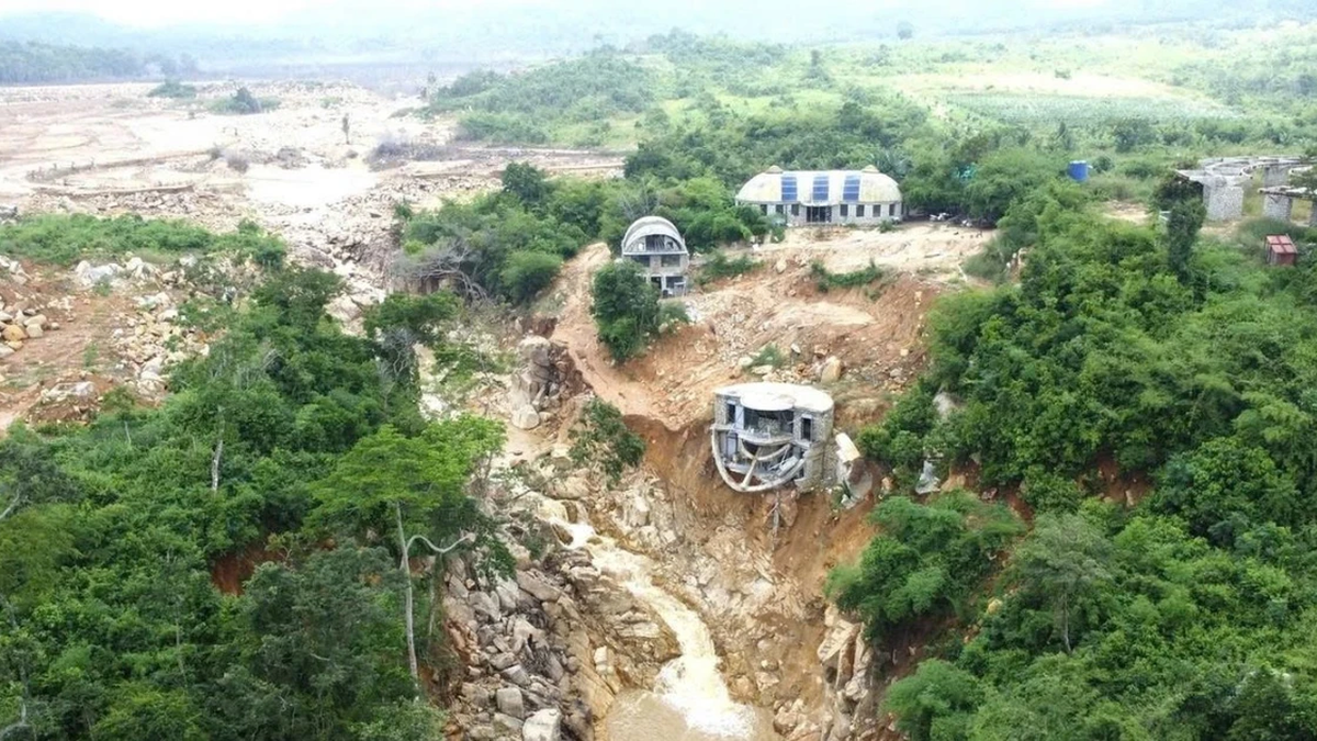 [Foto] Lam Dong: Close-up de um lago ilegal com muro quebrado