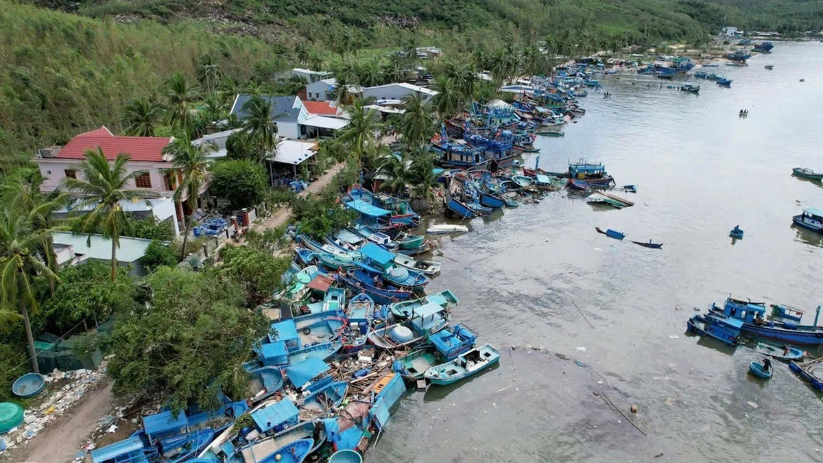 [Photo] Importants dégâts après la tempête n° 13 dans le quartier de Song Cau, province de Dak Lak