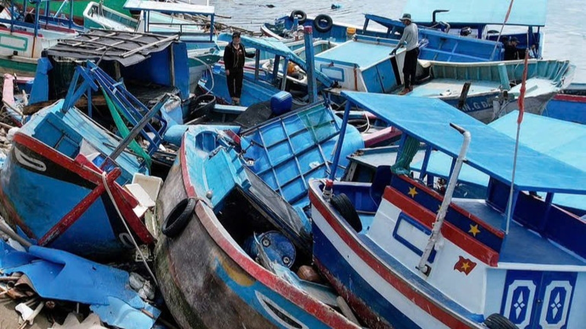 Heavy damage after storm No. 13 in Song Cau ward, Dak Lak province