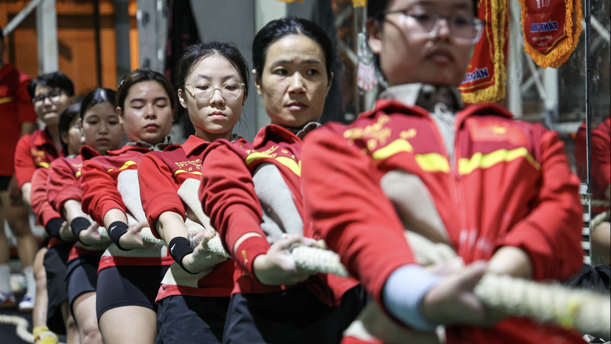 Latihan tarik tambang Vietnam siang dan malam untuk persiapan SEA Games pertama