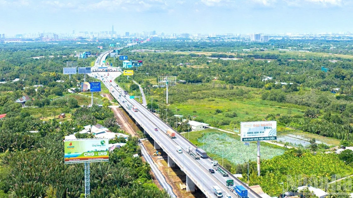 [ຮູບ​ພາບ] ທາງ​ຫຼວງ​ຜ່ານ​ດົງ​ນາຍ