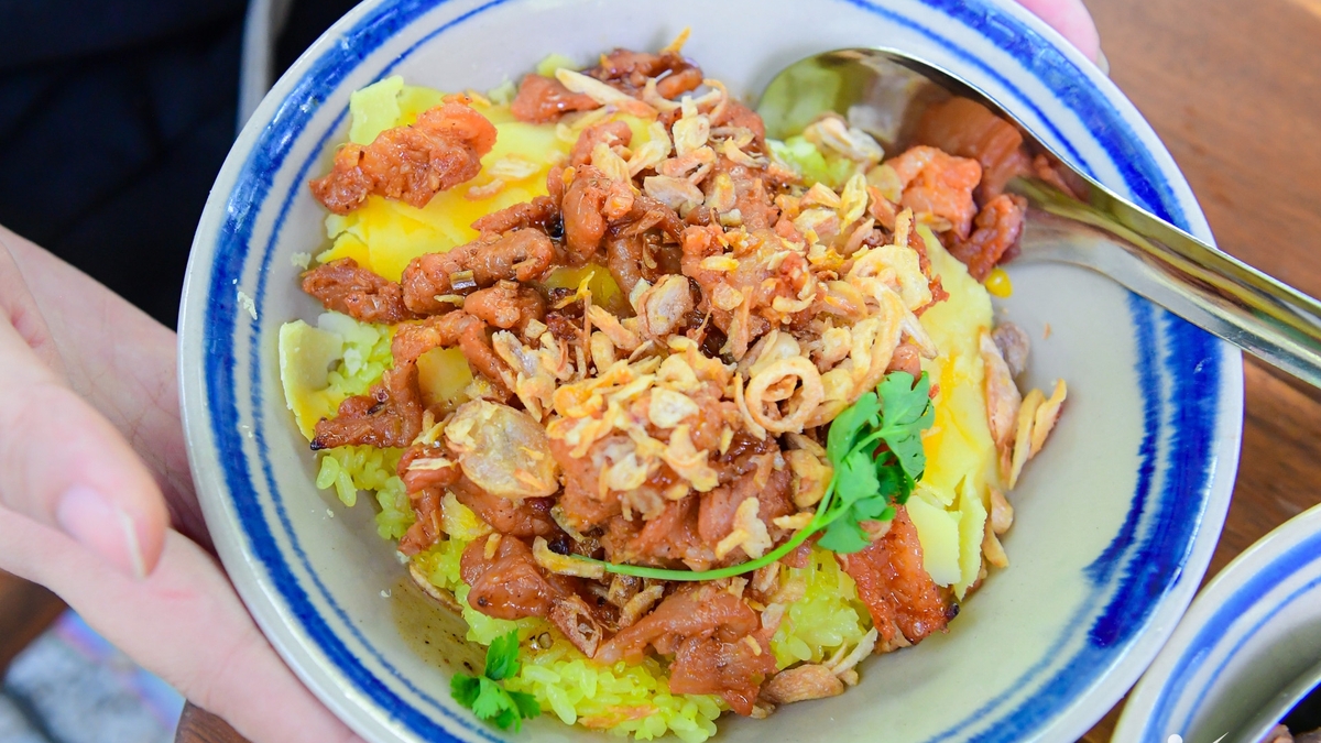 হো চি মিন সিটির 'বনের' মাঝখানে আকর্ষণীয় আঠালো চালের দোকান, তরুণরা এটি চেষ্টা করার জন্য ঘন্টার পর ঘন্টা লাইনে দাঁড়িয়ে থাকে