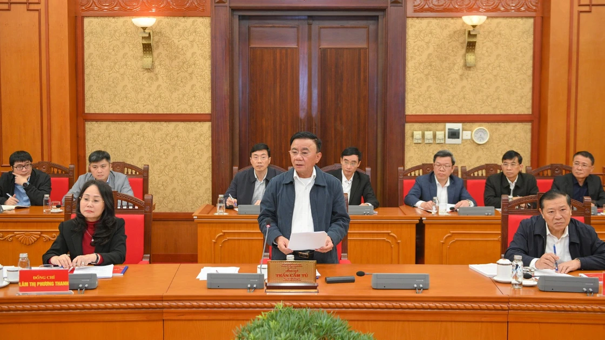 [Foto] Jawatankuasa Tetap Jawatankuasa Kecil Penganjur yang berkhidmat di Kongres Parti Kebangsaan Ke-14 bermesyuarat mengenai maklumat dan kerja propaganda untuk Kongres.