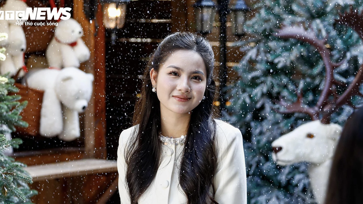 Quán cà phê Hà Nội gây sốt với khung cảnh Noel như trời Âu