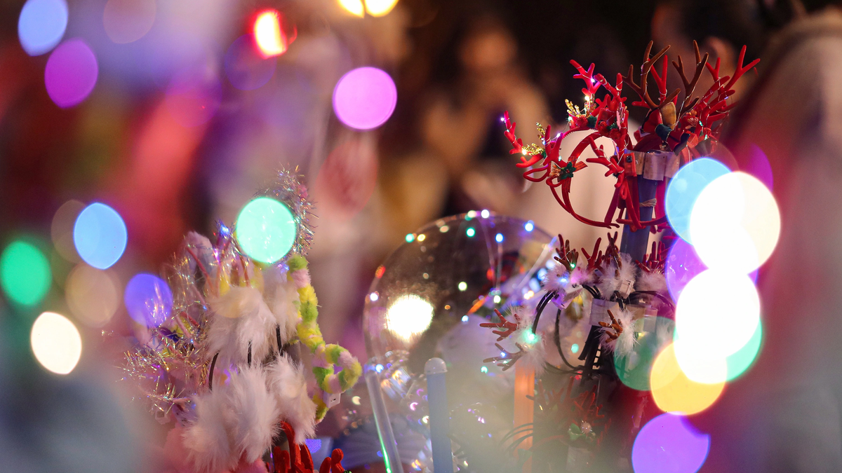 จุดบันเทิงคริสต์มาสที่สร้างความฮือฮาในหมู่วัยรุ่นในนครโฮจิมินห์ด้วยต้นสนสูง 7 เมตร