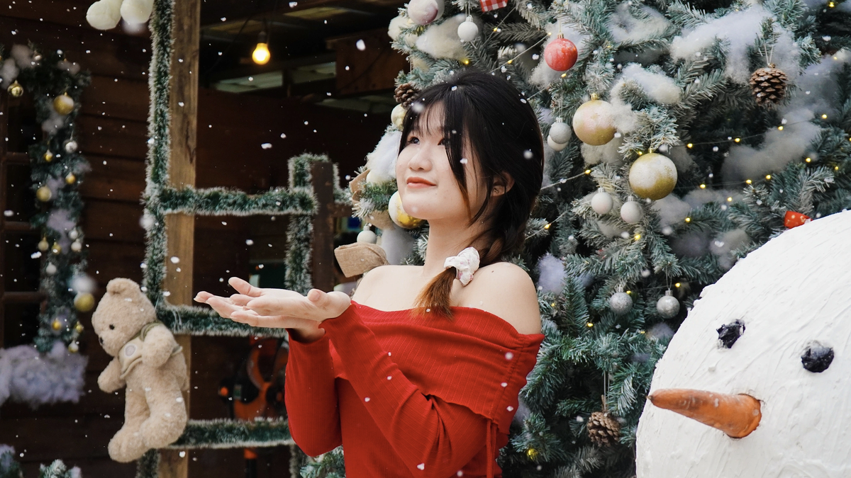 Giới trẻ thích thú check-in “tuyết rơi” giữa TPHCM