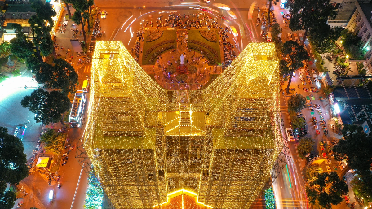 Steaua de Crăciun, înaltă de 8 metri, care luminează Catedrala Notre Dame din orașul Ho Chi Minh este deosebit de izbitoare.