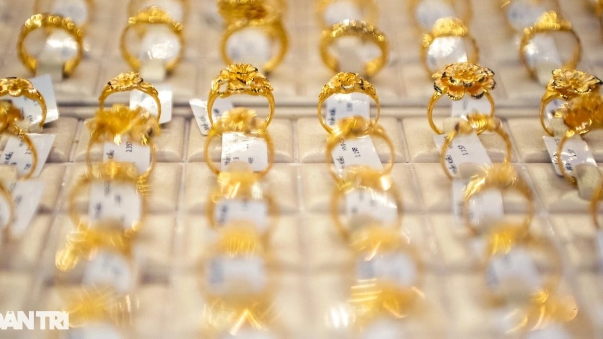 El precio del lingote de oro sube a 121 millones de VND/tael, el tipo de cambio central establece un nuevo máximo