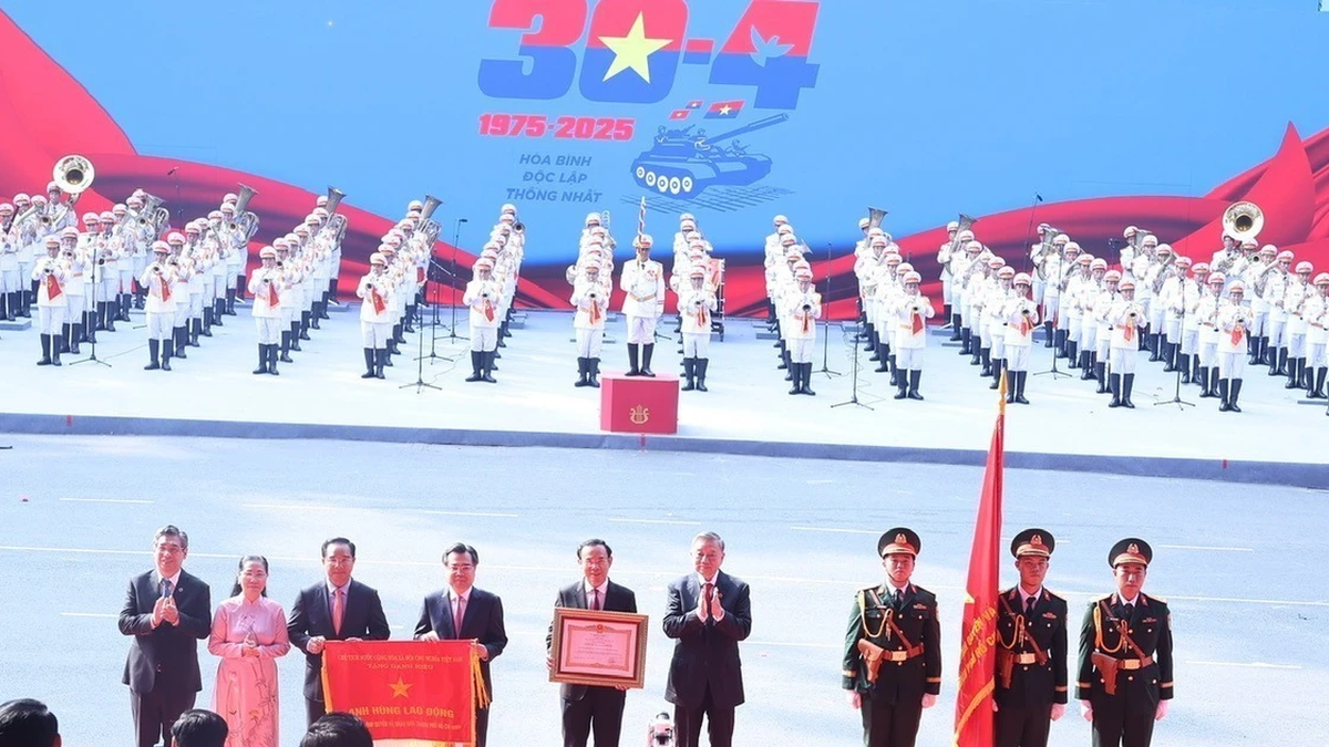[Photo] Le secrétaire général To Lam remet le titre de « Héros du travail » au Comité du Parti, au gouvernement et au peuple de Hô-Chi-Minh-Ville