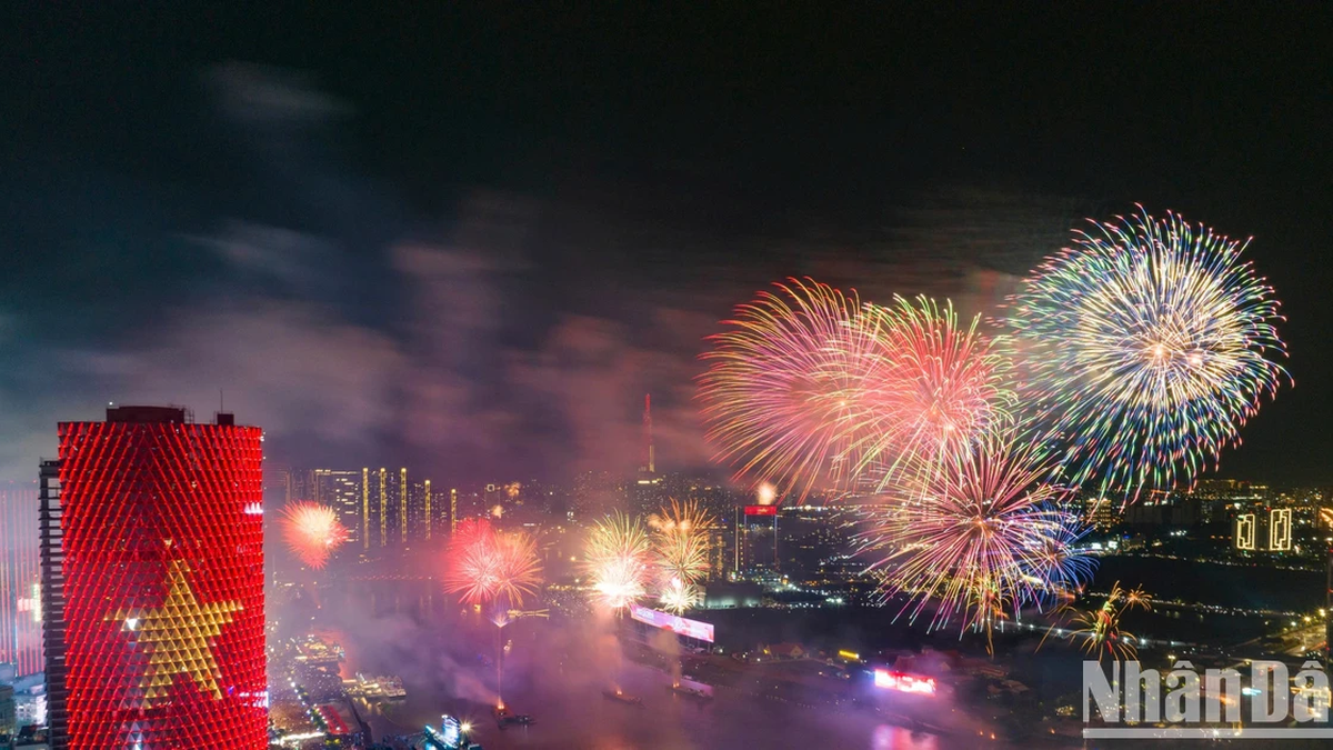 [Foto] Fuegos artificiales iluminan el cielo de Ciudad Ho Chi Minh 50 años después del Día de la Liberación