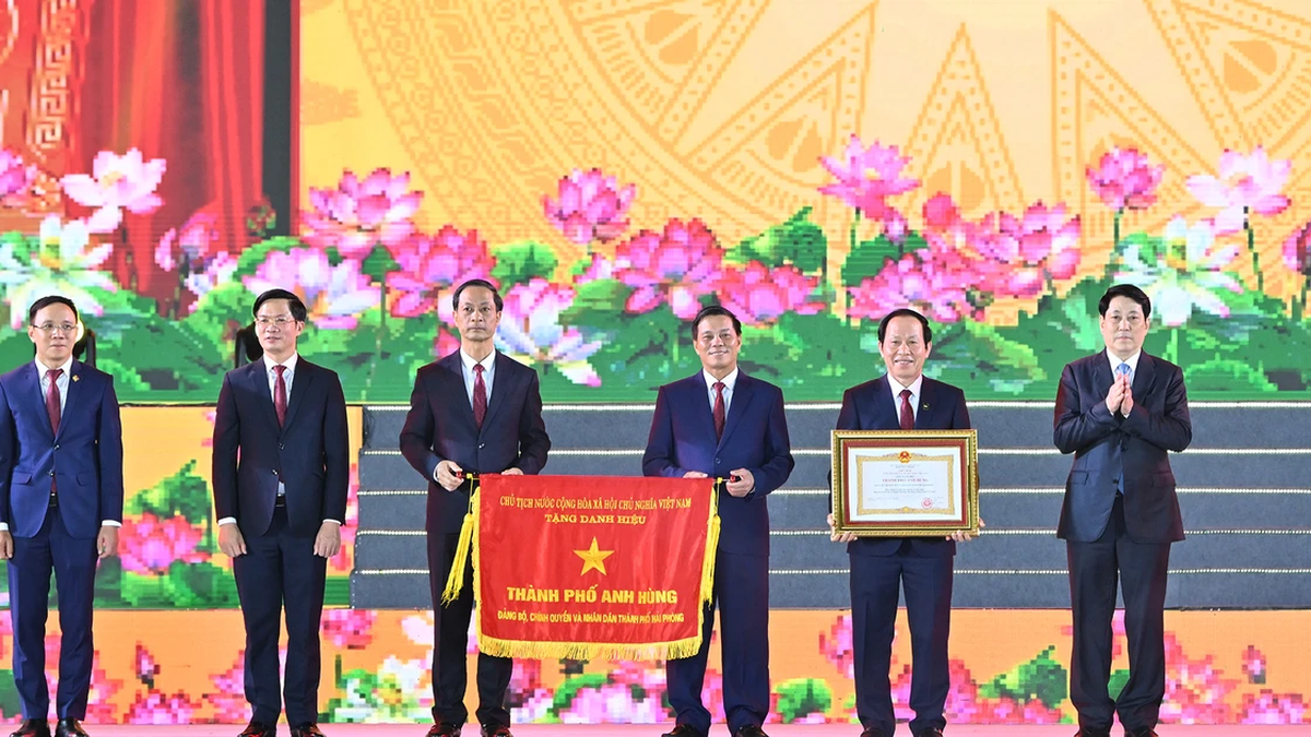 [Ảnh] Chủ tịch nước Lương Cường trao Danh hiệu “Thành phố Anh hùng” tặng thành phố Hải Phòng