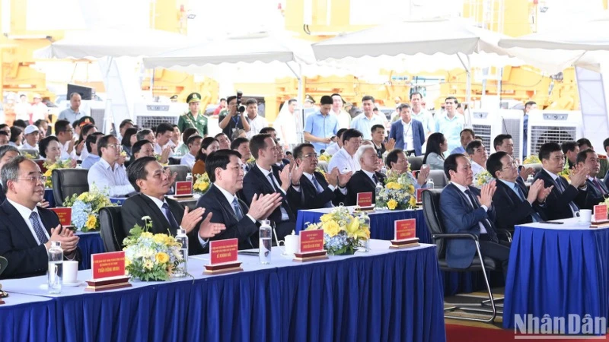 Le président Luong Cuong assiste à la cérémonie d'inauguration du port international à conteneurs de Hai Phong.
