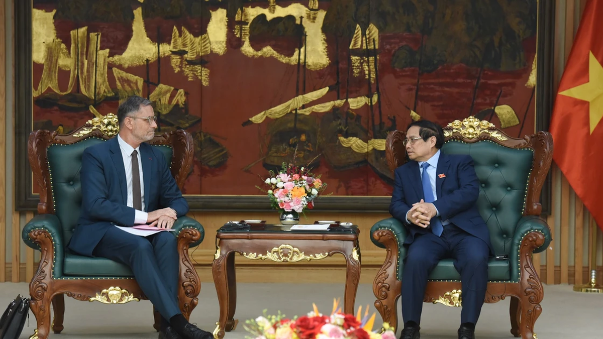 [Photo] Prime Minister Pham Minh Chinh receives Ambassador of the French Republic to Vietnam Olivier Brochet