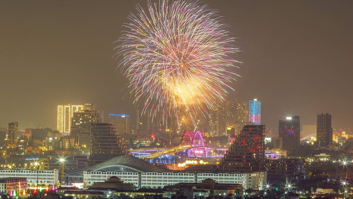 Espectacular espectáculo de fuegos artificiales en la Ciudad Portuaria para celebrar el 70 aniversario de la Liberación de la Ciudad