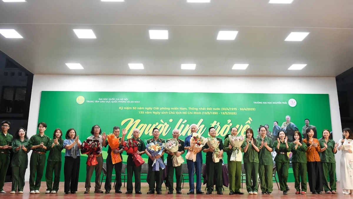 [Ảnh] Gần 3.000 sinh viên xúc động với những câu chuyện kể về người lính