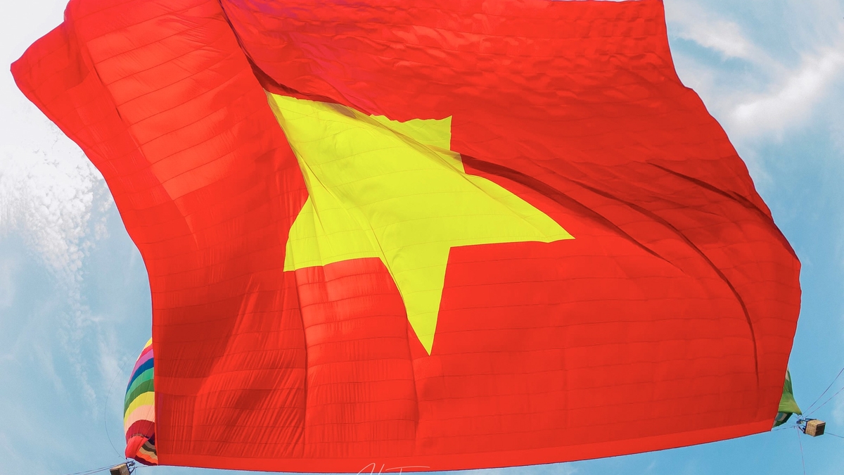 Xúc động Lễ chào cờ và bay Đại kỳ Tổ quốc nhân kỷ niệm 135 năm Ngày sinh Chủ tịch Hồ Chí Minh