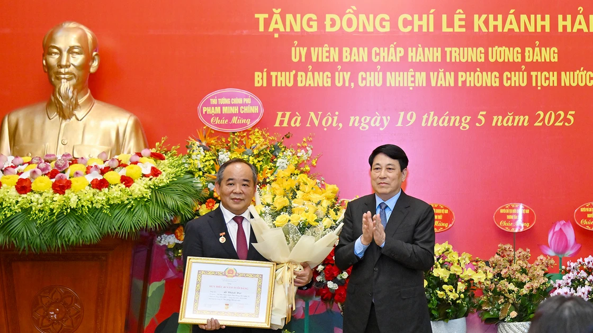 [Ảnh] Chủ tịch nước Lương Cường trao huy hiệu 40 năm tuổi Đảng tặng Chủ nhiệm Văn phòng Chủ tịch nước Lê Khánh Hải