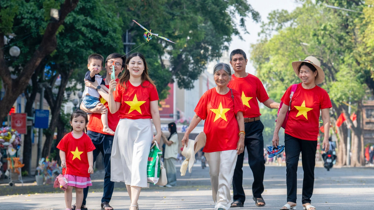Las calles de Hanoi están despejadas y la gente disfruta tranquilamente de las vacaciones.